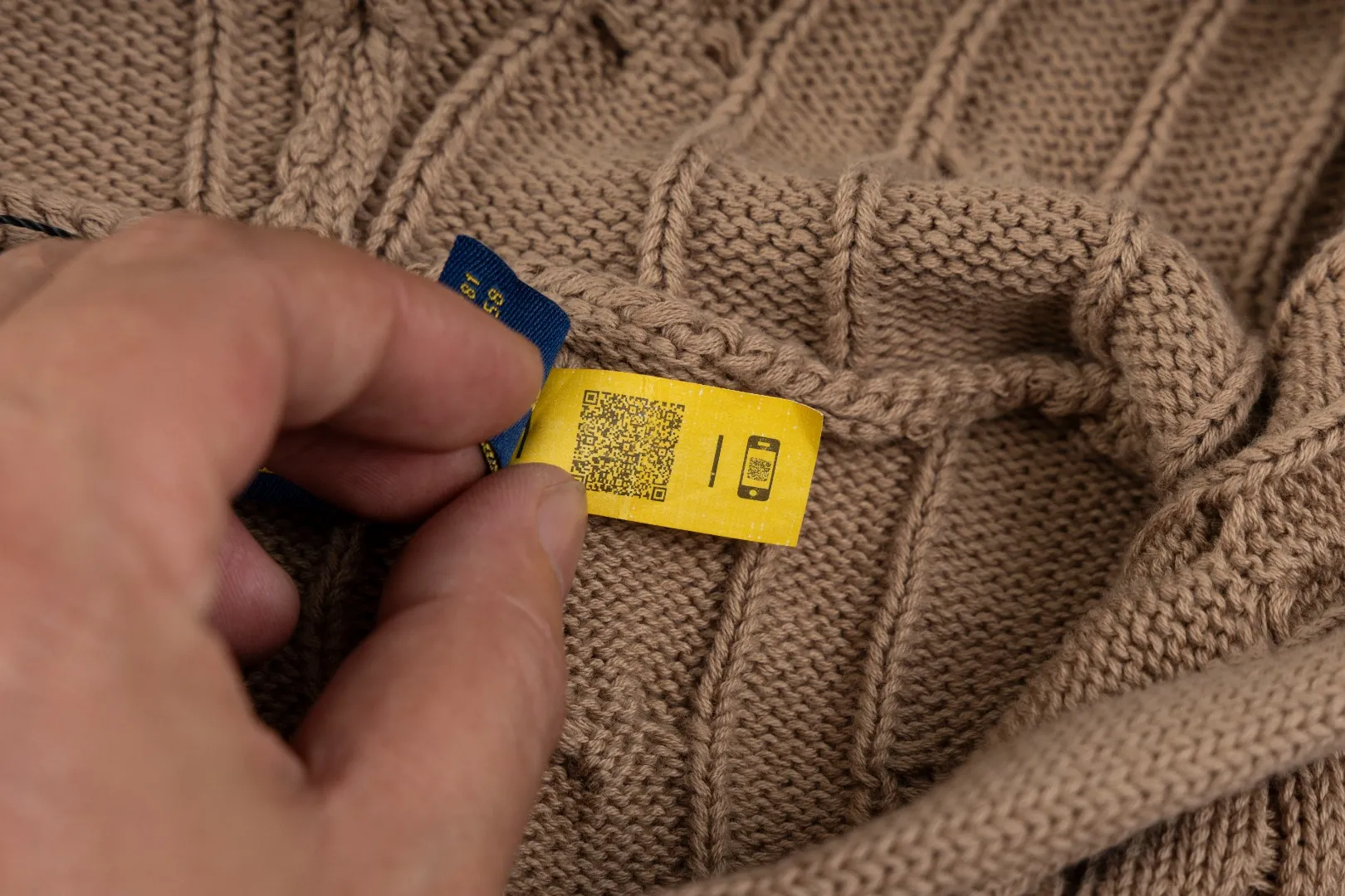 P236 #R84 RALPH LAUREN Six-color classic hooded twist pullover sweater with high-density LOGO embroidery on the chest and original custom-made tag accessories. Made of pure cotton yarn, pure cotton is skin-friendly and comfortable, small label war horse embroidered twist hooded sweater 🐎 high quality, follow the blogger to learn how to wear it! Let’s buy a Ralph Lauren cable sweater. It’s a super hard-to-find series after it became popular. It’s hard to find one on the official website. It’s simple and practical to wear, with a lazy and loose feel. The thickened fabric has more texture, feels soft and delicate, and has a loose fit. Whether worn alone or layered, you can wear different styles of fashion with just one piece!   Size: S M L